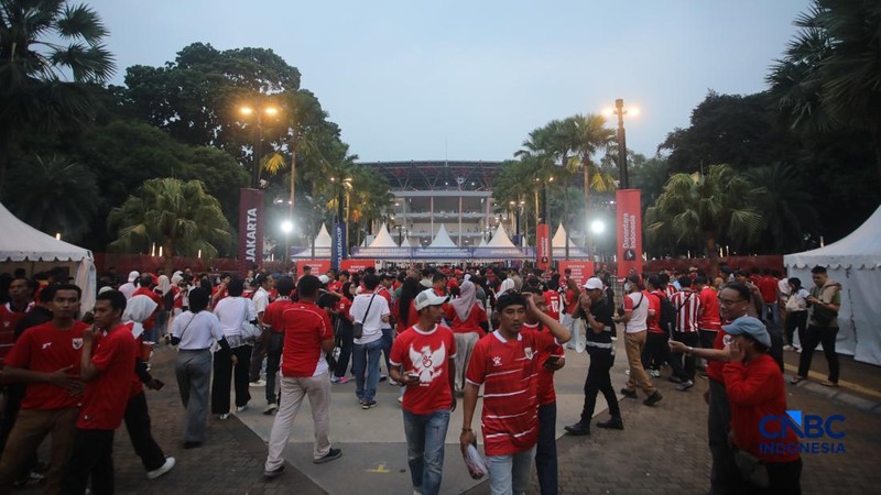 Suasana Stadion Utama Gelora Bung Karno (SUGBK), Senayan, Jakarta yang mulai dipadati suporter Timnas Indonesia, Senin (5/10/2026).(CNBC Indonesia/Faisal Rahman)