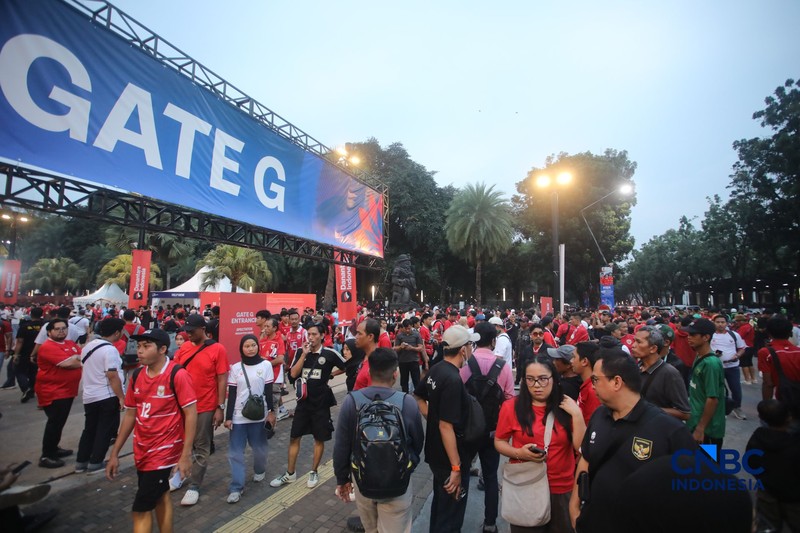 Suasana Stadion Utama Gelora Bung Karno (SUGBK), Senayan, Jakarta yang mulai dipadati suporter Timnas Indonesia, Senin (5/10/2026). (CNBC Indonesia/Faisal Rahman)