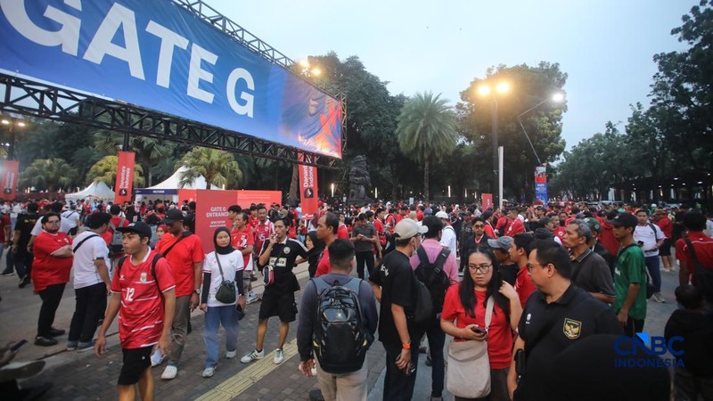 Suasana Stadion Utama Gelora Bung Karno (SUGBK), Senayan, Jakarta yang mulai dipadati suporter Timnas Indonesia, Senin (5/10/2026).