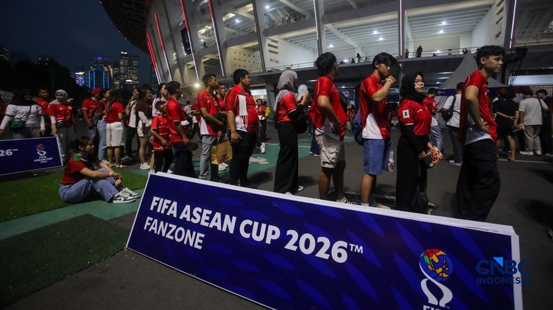 Suasana Stadion Utama Gelora Bung Karno (SUGBK), Senayan, Jakarta yang mulai dipadati suporter Timnas Indonesia, Senin (5/10/2026).