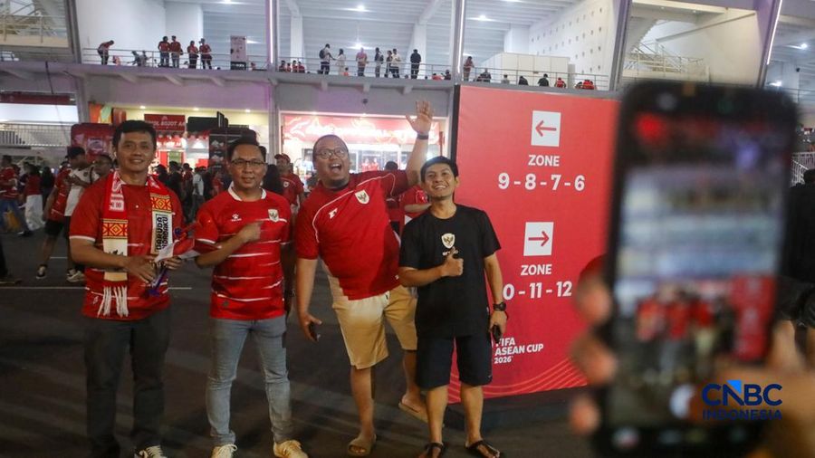 Suasana Stadion Utama Gelora Bung Karno (SUGBK), Senayan, Jakarta yang mulai dipadati suporter Timnas Indonesia, Senin (5/10/2026).