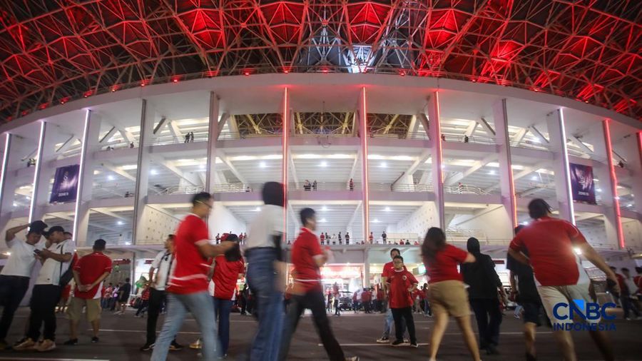 Suasana Stadion Utama Gelora Bung Karno (SUGBK), Senayan, Jakarta yang mulai dipadati suporter Timnas Indonesia, Senin (5/10/2026).