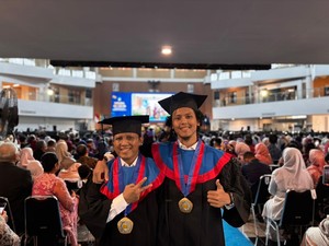 Kompak Ayah dan Anak Wisuda Bersama di ITS, Garap TA dan Disertasi Bareng