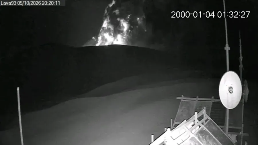 Telah terjadi erupsi G. Anak Krakatau, Lampung pada tanggal 05 Oktober 2026 pukul 20:13 WIB namun tinggi kolom abu tidak teramati. (Threads/badan.geologi)