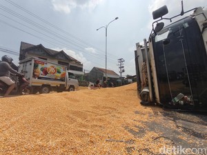 Tronton Terguling di Flyover Demak Berhasil Dievakuasi Usai 14 Jam