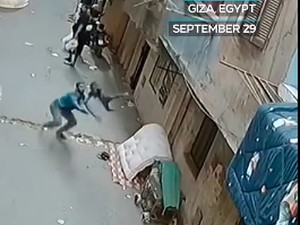 Viral Detik-detik Heroik Pemuda Selamatkan Bocah yang Jatuh dari Balkon