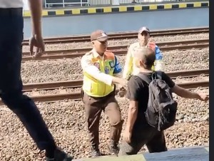 Viral Pria Masuk Jalur KA di Stasiun Maguwo Sleman, Ternyata...