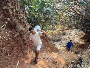 Perjuangan Warga Cipeuteuy Purwakarta Naik-Turun Lembah demi Air Bersih