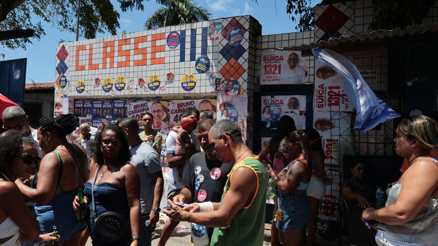 Warga datang untuk memberikan suara dalam pemilihan umum Brasil di Salvador, Brasil, pada 4 Oktober 2026. (REUTERS/Antonello Veneri)