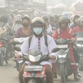 Warga melintasi jalan saat kabut asap akibat kebakaran hutan dan lahan menyelimuti Palembang, Sumatra Selatan, pada 2 Oktober 2026. Kebakaran hutan dan lahan di Indonesia sebagian besar disebabkan oleh praktik pembukaan lahan dengan cara membakar, ya