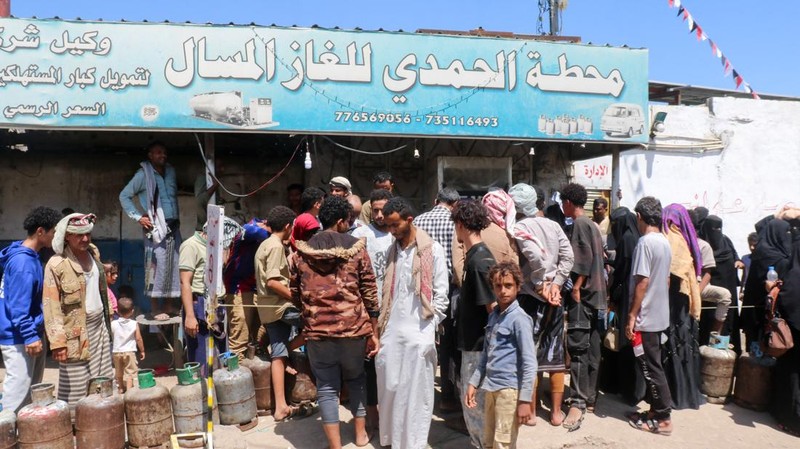 Warga mengantre dengan membawa tabung gas masak untuk mengisi ulang tabung mereka di tengah kelangkaan pasokan di Taiz, Yaman, pada 5 Oktober 2026.