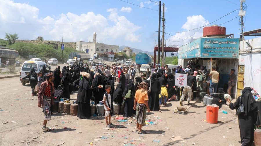 Warga mengantre dengan membawa tabung gas masak untuk mengisi ulang tabung mereka di tengah kelangkaan pasokan di Taiz, Yaman, pada 5 Oktober 2026.