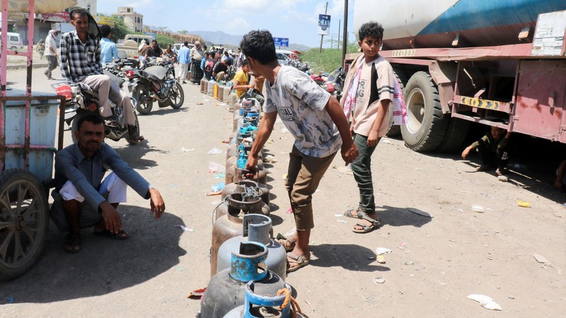 Warga mengantre dengan membawa tabung gas masak untuk mengisi ulang tabung mereka di tengah kelangkaan pasokan di Taiz, Yaman, pada 5 Oktober 2026. (REUTERS/Stringer)