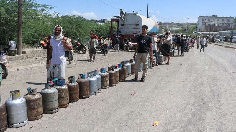 Warga mengantre dengan membawa tabung gas masak untuk mengisi ulang tabung mereka di tengah kelangkaan pasokan di Taiz, Yaman, pada 5 Oktober 2026. (REUTERS/Stringer)