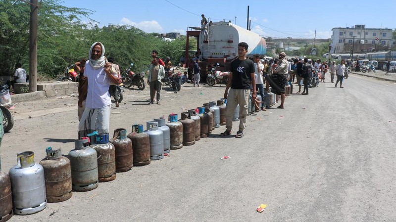 Warga mengantre dengan membawa tabung gas masak untuk mengisi ulang tabung mereka di tengah kelangkaan pasokan di Taiz, Yaman, pada 5 Oktober 2026.