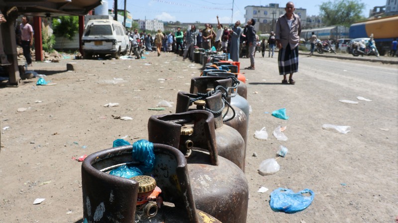 Warga mengantre dengan membawa tabung gas masak untuk mengisi ulang tabung mereka di tengah kelangkaan pasokan di Taiz, Yaman, pada 5 Oktober 2026. (REUTERS/Stringer)