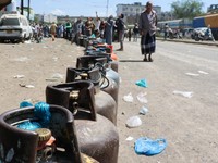 Warga mengantre dengan membawa tabung gas masak untuk mengisi ulang tabung mereka di tengah kelangkaan pasokan di Taiz, Yaman, pada 5 Oktober 2026. (REUTERS/Stringer)