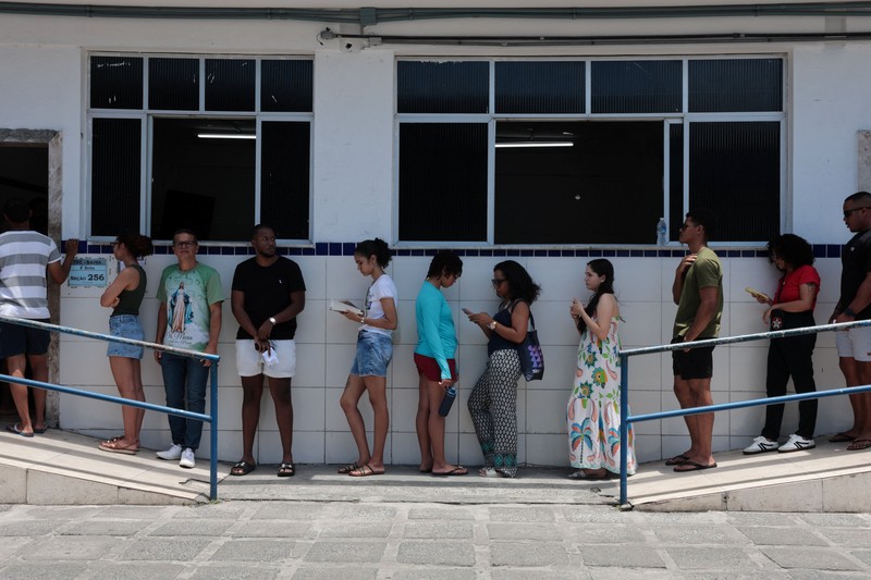 Calon presiden Brasil dari Partai Liberal (PL), Flavio Bolsonaro, memberikan hak suaranya di pemilihan umum di Rio de Janeiro, Brasil, Minggu (4/10/2026). (REUTERS/Ricardo Moraes)