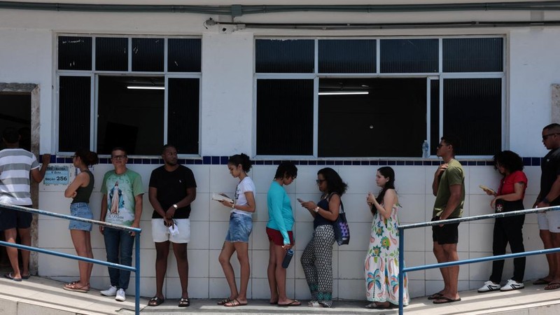 Warga mengantre untuk memberikan suara dalam pemilihan umum Brasil di Salvador, Brasil, 4 Oktober 2026. (REUTERS/Antonello Veneri)