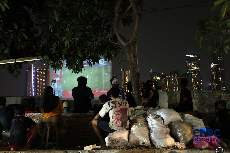 Warga menyaksikan pertandingan final FIFA ASEAN Cup 2026 antara Timnas Indonesia dan Thailand melalui acara nonton bareng (nobar) di kawasan Petamburan, Jakarta, Senin (5/10/2026). (CNBC Indonesia/Muhammad Sabki)
