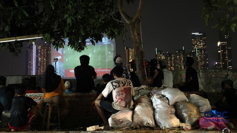 Warga menyaksikan pertandingan final FIFA ASEAN Cup 2026 antara Timnas Indonesia dan Thailand melalui acara nonton bareng (nobar) di kawasan Petamburan, Jakarta, Senin (5/10/2026). (CNBC Indonesia/Muhammad Sabki)