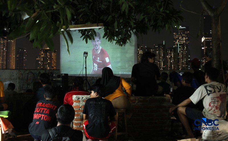 Warga menyaksikan pertandingan final FIFA ASEAN Cup 2026 antara Timnas Indonesia dan Thailand melalui acara nonton bareng (nobar) di kawasan Petamburan, Jakarta, Senin (5/10/2026). (CNBC Indonesia/Muhammad Sabki)