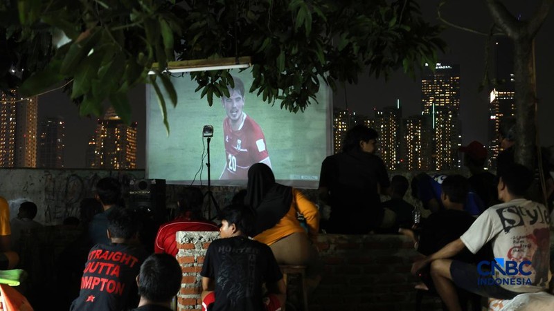Warga menyaksikan pertandingan final FIFA ASEAN Cup 2026 antara Timnas Indonesia dan Thailand melalui acara nonton bareng (nobar) di kawasan Petamburan, Jakarta, Senin (5/10/2026).