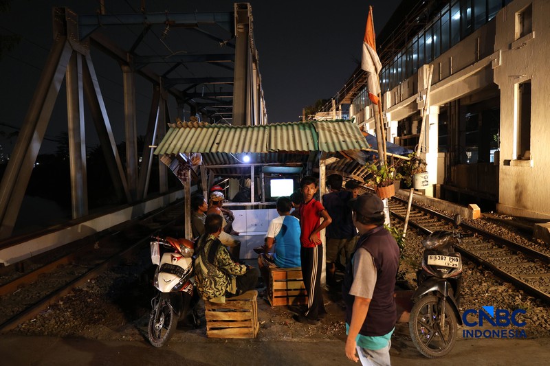 Warga menyaksikan pertandingan final FIFA ASEAN Cup 2026 antara Timnas Indonesia dan Thailand melalui acara nonton bareng (nobar) di kawasan Petamburan, Jakarta, Senin (5/10/2026). (CNBC Indonesia/Muhammad Sabki)