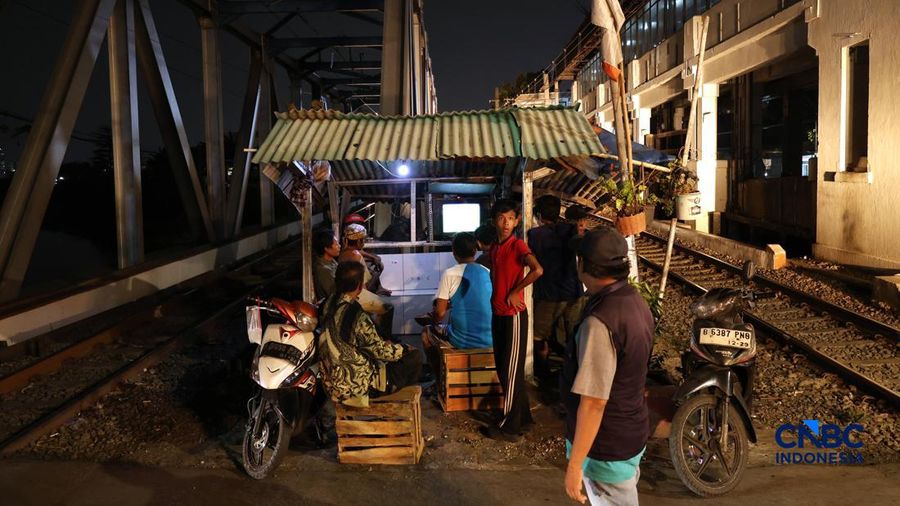 Warga menyaksikan pertandingan final FIFA ASEAN Cup 2026 antara Timnas Indonesia dan Thailand melalui acara nonton bareng (nobar) di kawasan Petamburan, Jakarta, Senin (5/10/2026).