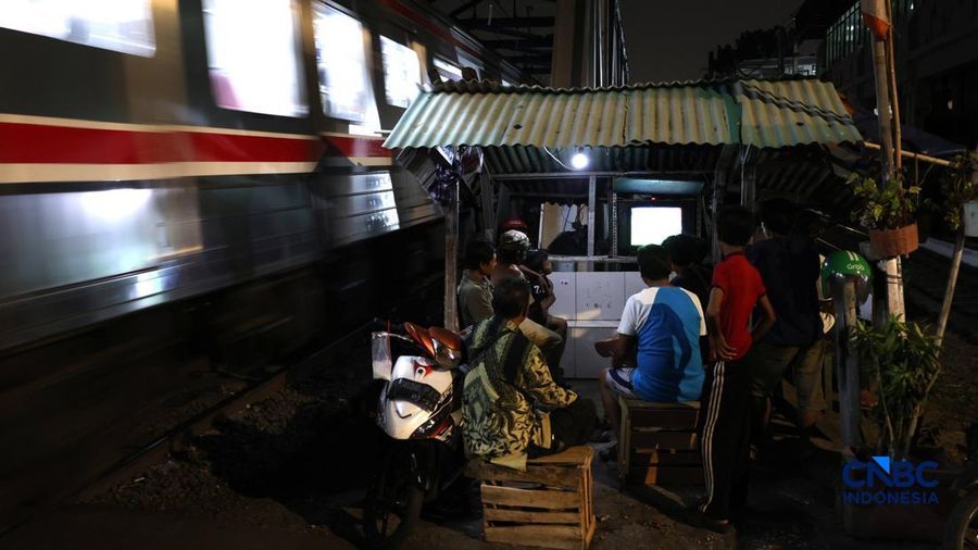 Warga menyaksikan pertandingan final FIFA ASEAN Cup 2026 antara Timnas Indonesia dan Thailand melalui acara nonton bareng (nobar) di kawasan Petamburan, Jakarta, Senin (5/10/2026).