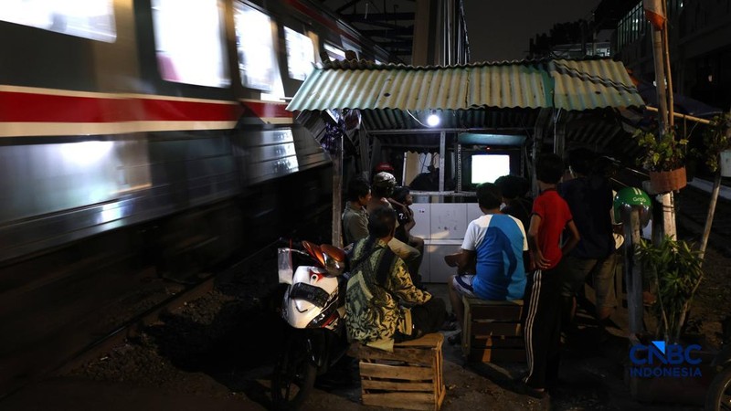 Warga menyaksikan pertandingan final FIFA ASEAN Cup 2026 antara Timnas Indonesia dan Thailand melalui acara nonton bareng (nobar) di kawasan Petamburan, Jakarta, Senin (5/10/2026).