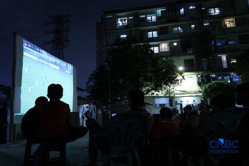 Warga menyaksikan pertandingan final FIFA ASEAN Cup 2026 antara Timnas Indonesia dan Thailand melalui acara nonton bareng (nobar) di kawasan Petamburan, Jakarta, Senin (5/10/2026). (CNBC Indonesia/Muhammad Sabki)