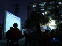 Warga menyaksikan pertandingan final FIFA ASEAN Cup 2026 antara Timnas Indonesia dan Thailand melalui acara nonton bareng (nobar) di kawasan Petamburan, Jakarta, Senin (5/10/2026). (CNBC Indonesia/Muhammad Sabki)