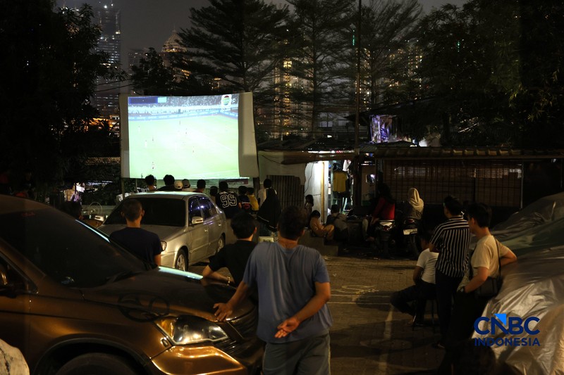 Warga menyaksikan pertandingan final FIFA ASEAN Cup 2026 antara Timnas Indonesia dan Thailand melalui acara nonton bareng (nobar) di kawasan Petamburan, Jakarta, Senin (5/10/2026). (CNBC Indonesia/Muhammad Sabki)