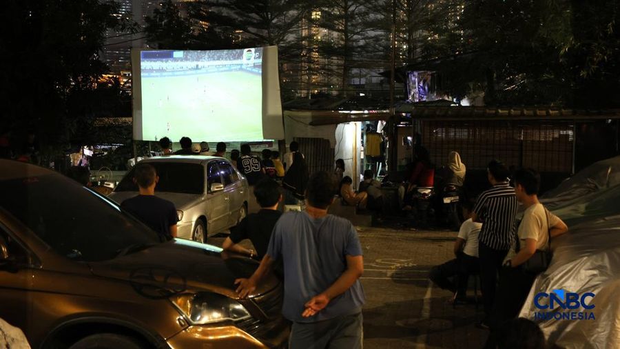 Warga menyaksikan pertandingan final FIFA ASEAN Cup 2026 antara Timnas Indonesia dan Thailand melalui acara nonton bareng (nobar) di kawasan Petamburan, Jakarta, Senin (5/10/2026).