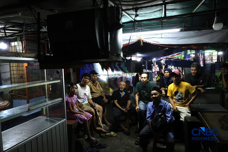 Warga menyaksikan pertandingan final FIFA ASEAN Cup 2026 antara Timnas Indonesia dan Thailand melalui acara nonton bareng (nobar) di kawasan Petamburan, Jakarta, Senin (5/10/2026). (CNBC Indonesia/Muhammad Sabki)