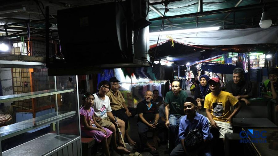 Warga menyaksikan pertandingan final FIFA ASEAN Cup 2026 antara Timnas Indonesia dan Thailand melalui acara nonton bareng (nobar) di kawasan Petamburan, Jakarta, Senin (5/10/2026).