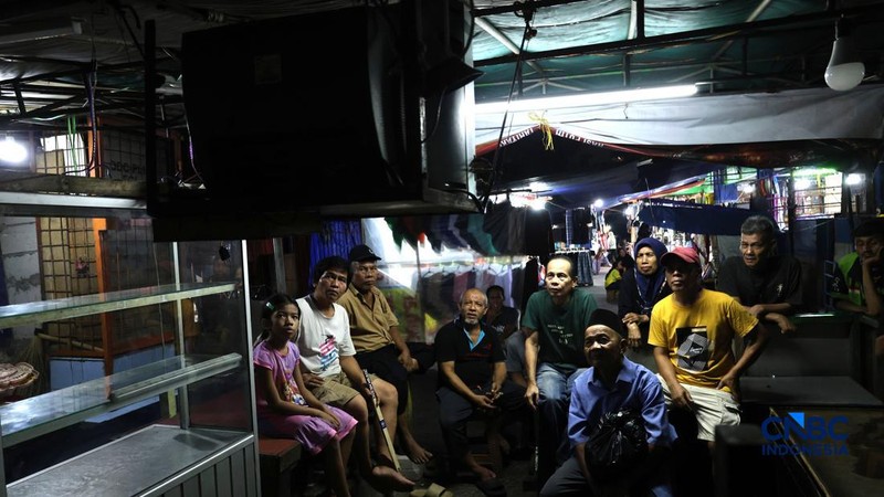 Warga menyaksikan pertandingan final FIFA ASEAN Cup 2026 antara Timnas Indonesia dan Thailand melalui acara nonton bareng (nobar) di kawasan Petamburan, Jakarta, Senin (5/10/2026).