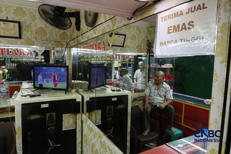 Warga menyaksikan pertandingan final FIFA ASEAN Cup 2026 antara Timnas Indonesia dan Thailand melalui acara nonton bareng (nobar) di kawasan Petamburan, Jakarta, Senin (5/10/2026). (CNBC Indonesia/Muhammad Sabki)
