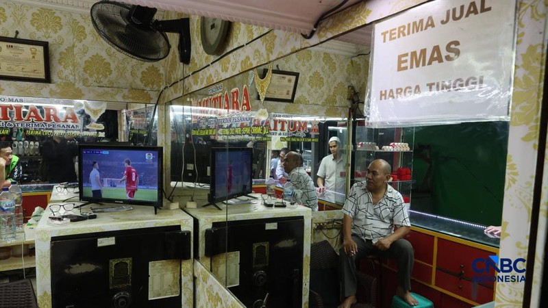 Warga menyaksikan pertandingan final FIFA ASEAN Cup 2026 antara Timnas Indonesia dan Thailand melalui acara nonton bareng (nobar) di kawasan Petamburan, Jakarta, Senin (5/10/2026).