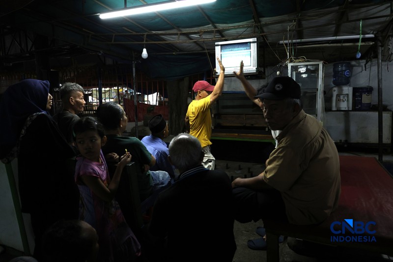 Warga menyaksikan pertandingan final FIFA ASEAN Cup 2026 antara Timnas Indonesia dan Thailand melalui acara nonton bareng (nobar) di kawasan Petamburan, Jakarta, Senin (5/10/2026). (CNBC Indonesia/Muhammad Sabki)