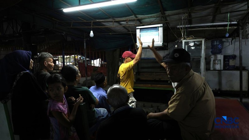 Warga menyaksikan pertandingan final FIFA ASEAN Cup 2026 antara Timnas Indonesia dan Thailand melalui acara nonton bareng (nobar) di kawasan Petamburan, Jakarta, Senin (5/10/2026).