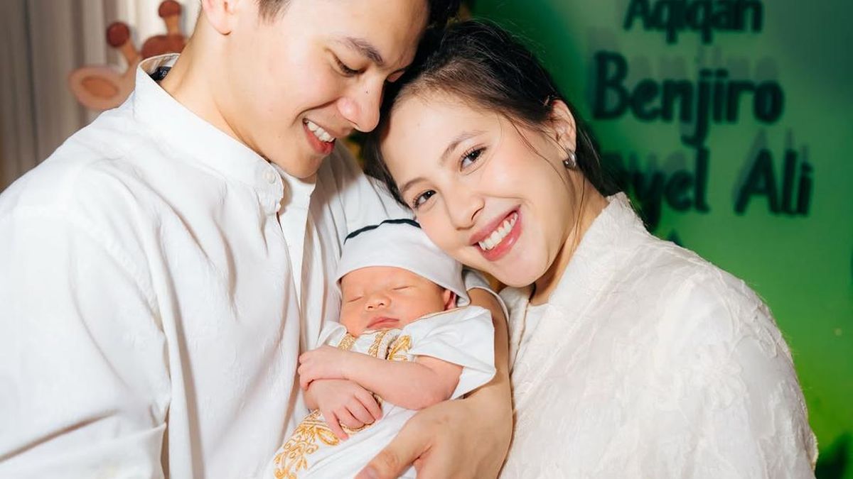 Ilustrasi berita Hiburan: Adhisty Zara Gelar Akikah, Tsaqib Jelaskan Alasan Gak Tutupi Wajah Anak