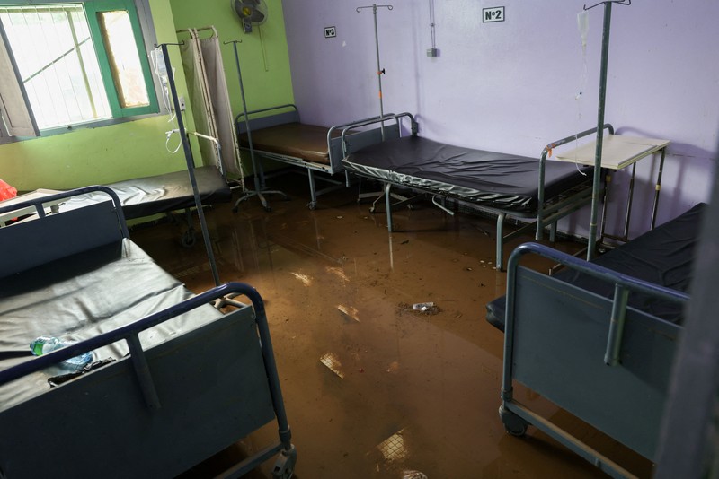 Arus lalu lintas menumpuk di satu sisi jalan raya, sementara sisi lainnya terendam banjir akibat hujan deras di Dakar, Senegal, pada 5 Oktober 2026. (REUTERS/Misper Apawu)