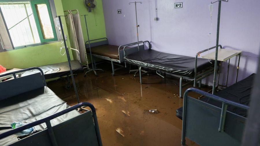 Air banjir, lumpur, dan puing-puing menutupi lantai sebuah ruangan di Pusat Kesehatan Philippe Maguilen Senghor setelah hujan deras di Dakar, Senegal, pada 5 Oktober 2026.