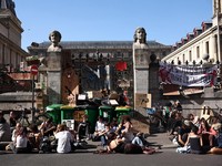 Aksi protes pelajar Prancis selama beberapa hari terakhir yang disertai kerusuhan besar turut memicu perselisihan sengit di kancah politik, Selasa (6/10/2026). (REUTERS/Yves Herman)