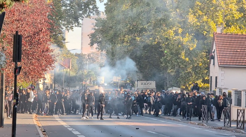 Aksi protes pelajar Prancis selama beberapa hari terakhir yang disertai kerusuhan besar turut memicu perselisihan sengit di kancah politik, Selasa (6/10/2026). (REUTERS/Yves Herman)
