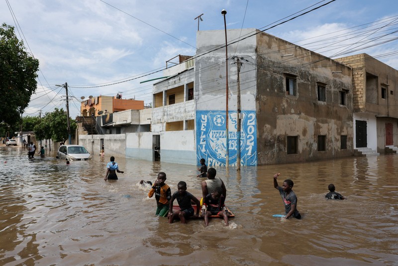 Arus lalu lintas menumpuk di satu sisi jalan raya, sementara sisi lainnya terendam banjir akibat hujan deras di Dakar, Senegal, pada 5 Oktober 2026. (REUTERS/Misper Apawu)