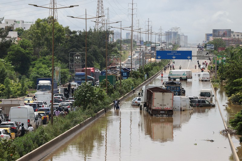 Arus lalu lintas menumpuk di satu sisi jalan raya, sementara sisi lainnya terendam banjir akibat hujan deras di Dakar, Senegal, pada 5 Oktober 2026. (REUTERS/Misper Apawu)
