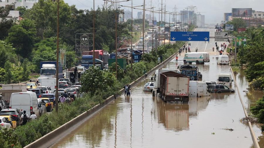 Arus lalu lintas menumpuk di satu sisi jalan raya, sementara sisi lainnya terendam banjir akibat hujan deras di Dakar, Senegal, pada 5 Oktober 2026. (REUTERS/Misper Apawu)